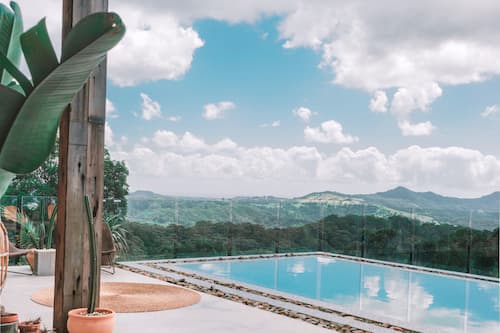 Piscina all'aperto, lettini