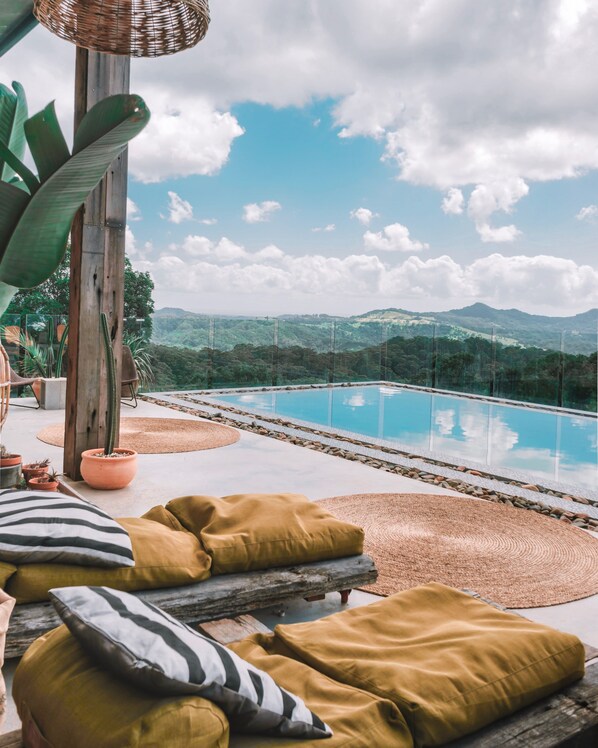 室外游泳池,日光浴躺椅