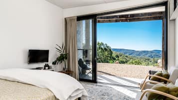 Premium bedding, free minibar, blackout drapes, soundproofing