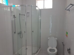 Habitación doble superior | Baño | Ducha y toallas
