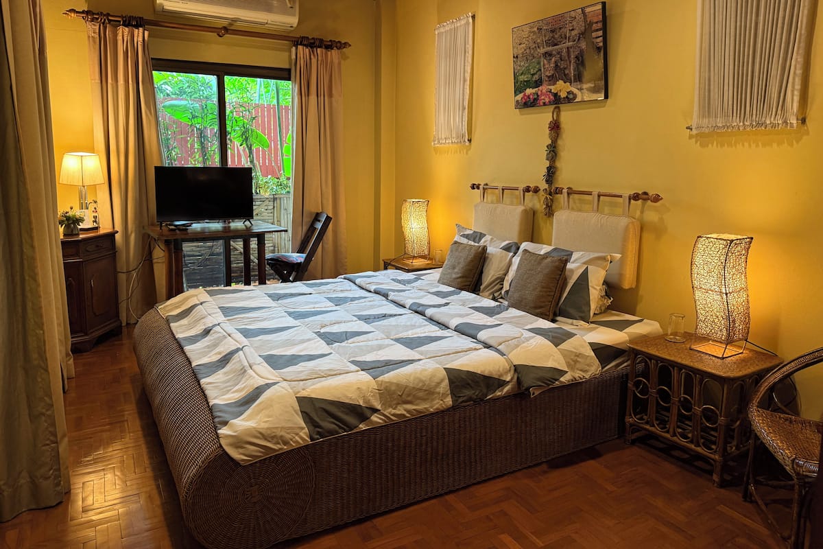 King Bed Garden View Room C | Verdunkelungsvorhänge, kostenloses WLAN
