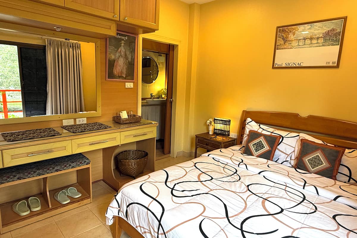 Queen Bed Garden View Room B | 1 chambre, rideaux occultants, Wi-Fi gratuit