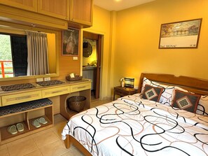 Queen Bed Garden View Room B | Blackout drapes, free WiFi