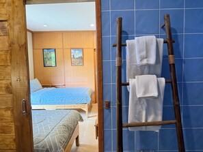 Twin Bed Garden View Room A | Kamar mandi | Shower, perlengkapan mandi gratis, pengering rambut, dan sandal