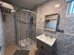Familienzimmer | Badezimmer | Dusche, kostenlose Toilettenartikel, Haartrockner, Hausschuhe