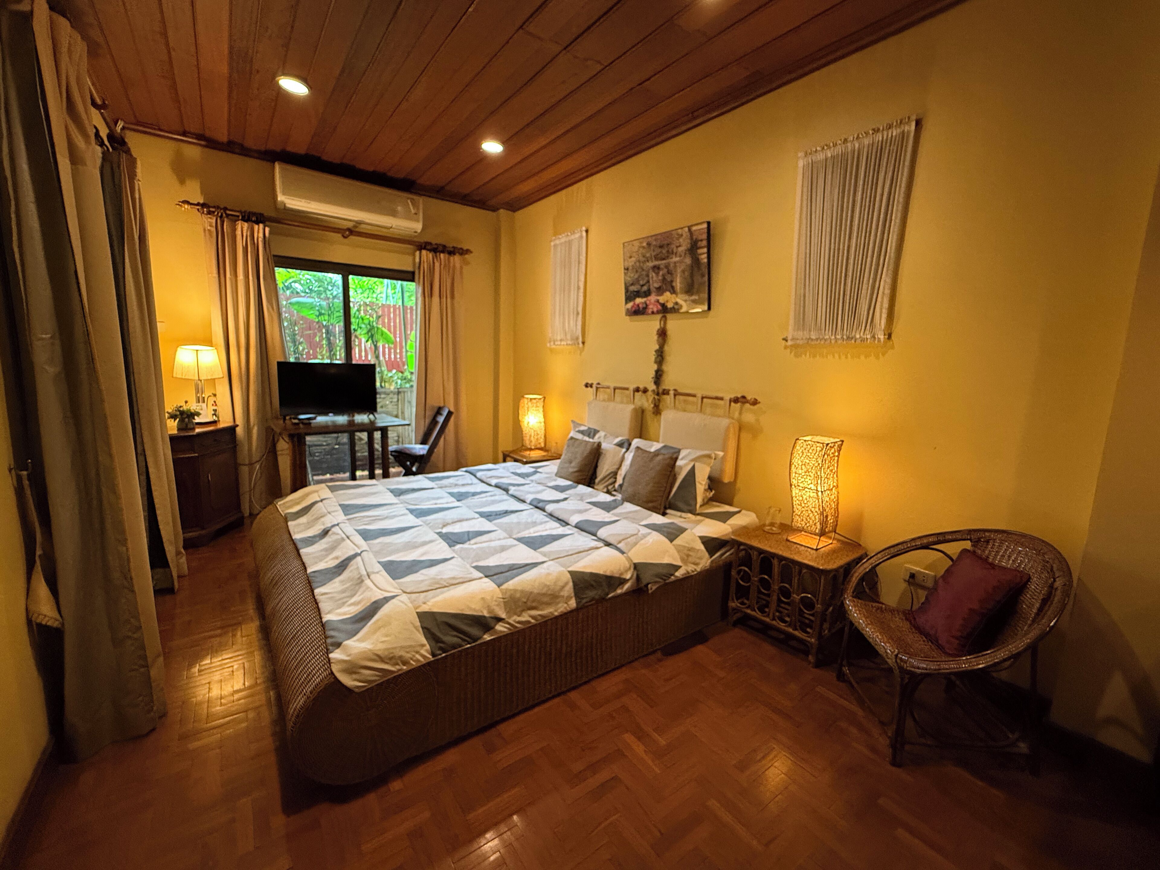 King Bed Garden View Room C | 遮光カーテン、WiFi (無料)