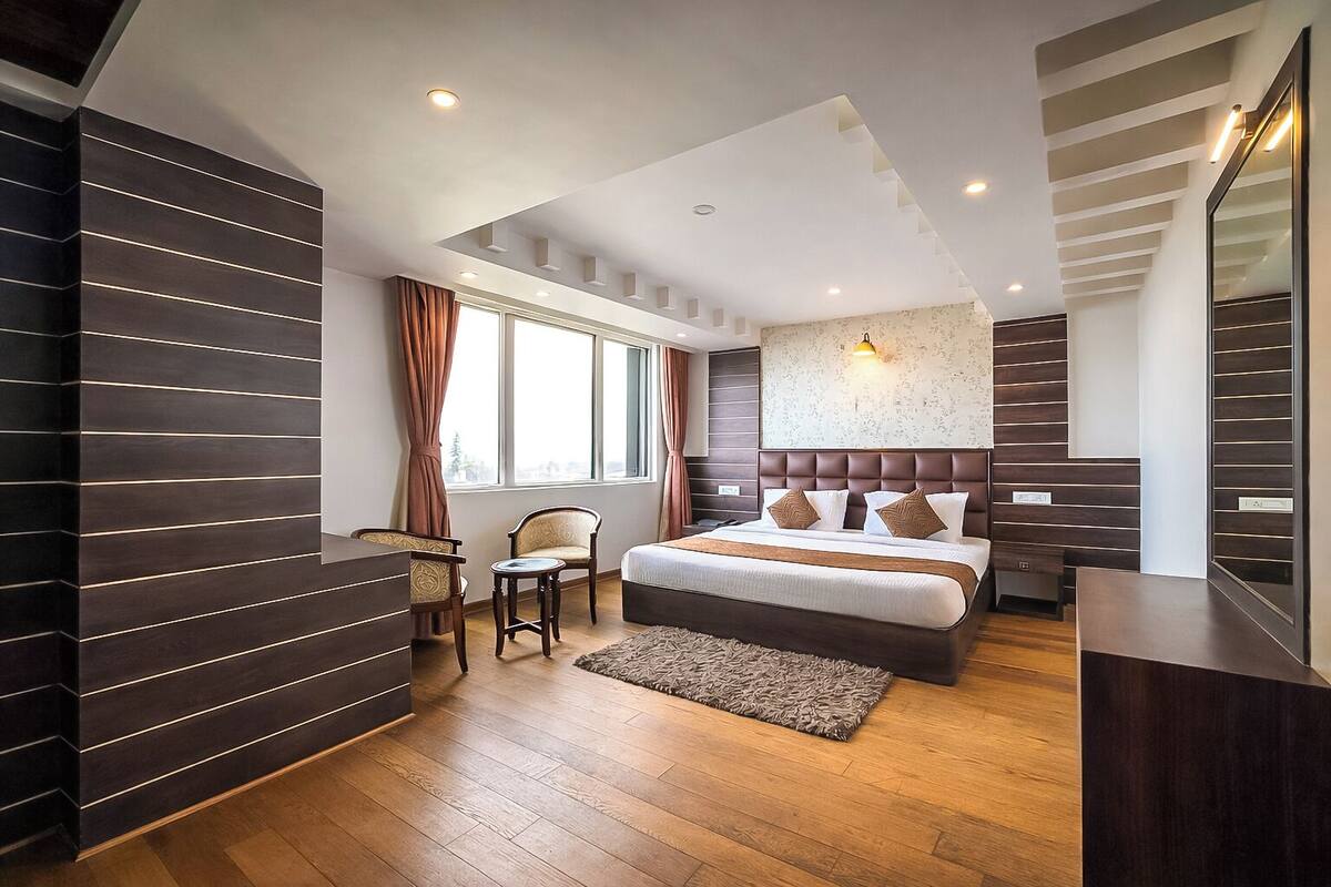 Un dormitorio moderno con una cama grande, un escritorio y una silla.