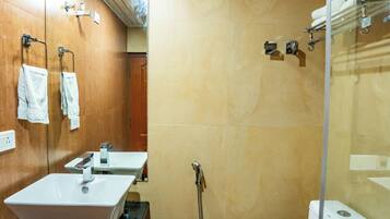 Ducha, artículos de tocador gratuitos, pantuflas, toallas