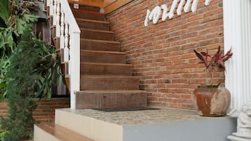 Pintu masuk properti