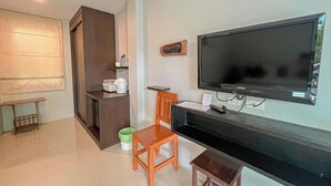 Standard Double Room | Safe på rommet, skrivebord, strykejern/-brett og wi-fi (inkludert)