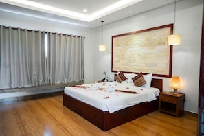 Minibar, in-room safe, desk, iron/ironing board