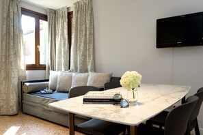 Televisión de pantalla plana de 32 pulgadas con canales digitales