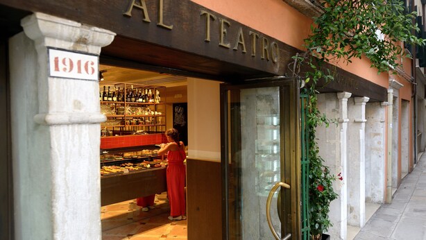 The exterior of AL TEATRO with a wine shop visible inside. - Residence La Fenice (Venice)