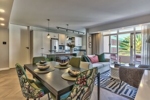 City Apartment, 1 King Bed with Sofa bed, Accessible | Living area