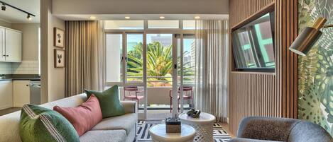 Căn hộ trung tâm thành phố, 1 giường cỡ king và sofa giường, phù hợp cho người khuyết tật | Khu phòng khách | TV màn hình phẳng