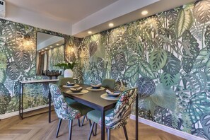 City Apartment, 1 King Bed with Sofa bed, Accessible | In-room dining