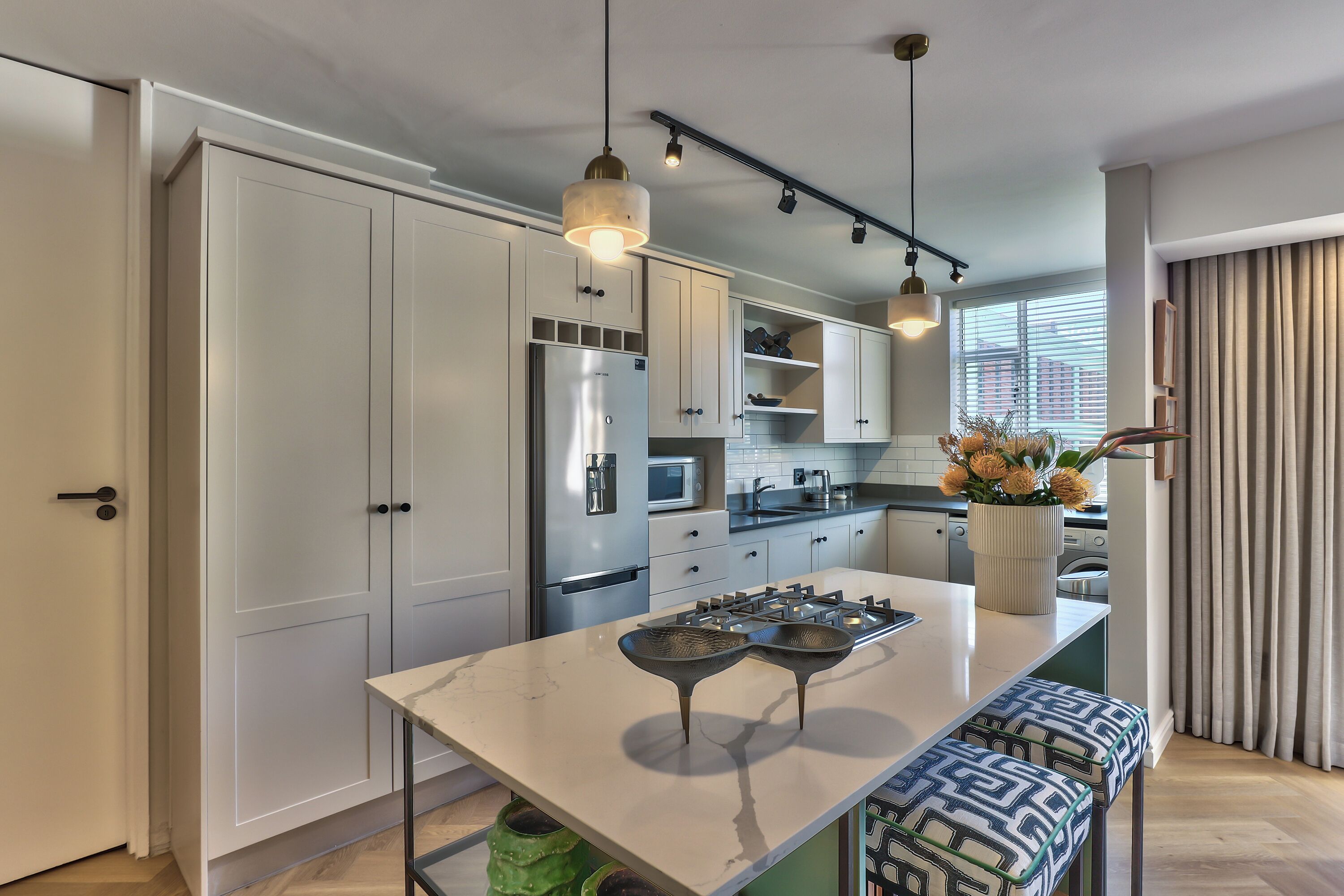 City Apartment, 1 King Bed with Sofa bed, Accessible | Private kitchen | Fridge, microwave, oven, stovetop