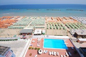 Beach nearby - Hotel Embassy Pesaro (Pesaro)