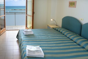 Basic Triple Room | In-room safe, desk, bed sheets - Hotel Embassy Pesaro (Pesaro)