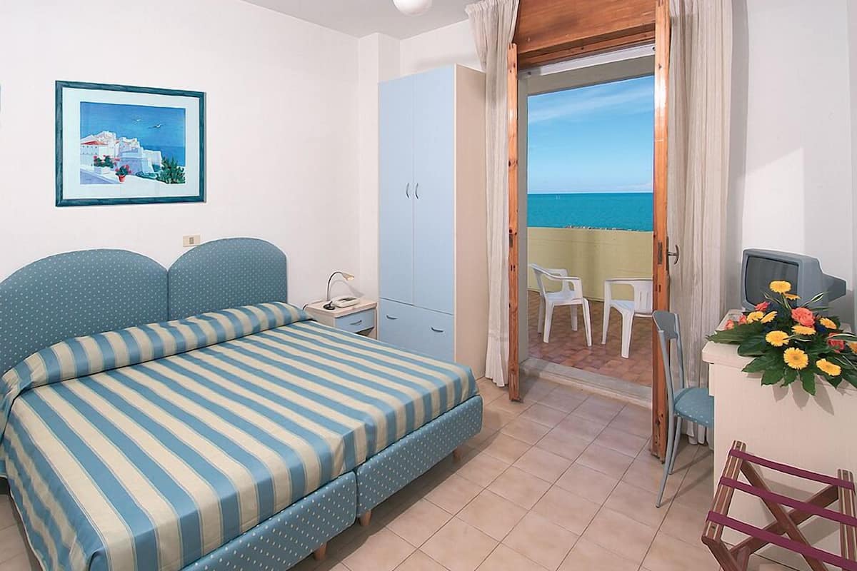 double or twin room, balcony | in-room safe, desk, bed sheets