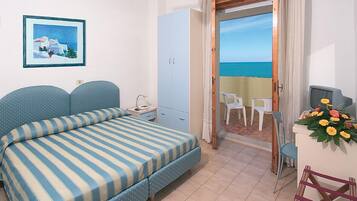 Quarto casal ou duplo, sacada | Cofres nos quartos, escrivaninha, roupa de cama