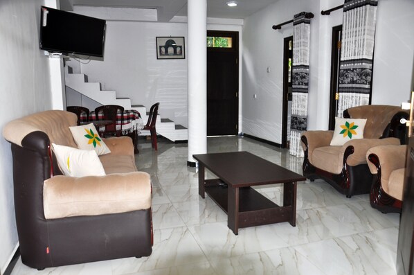 Deluxe Double Room, 1 Double Bed, Private Bathroom | Living area