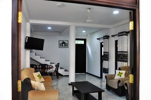 Deluxe-Doppelzimmer, 1 Doppelbett, eigenes Bad | Wohnzimmer | Fernseher