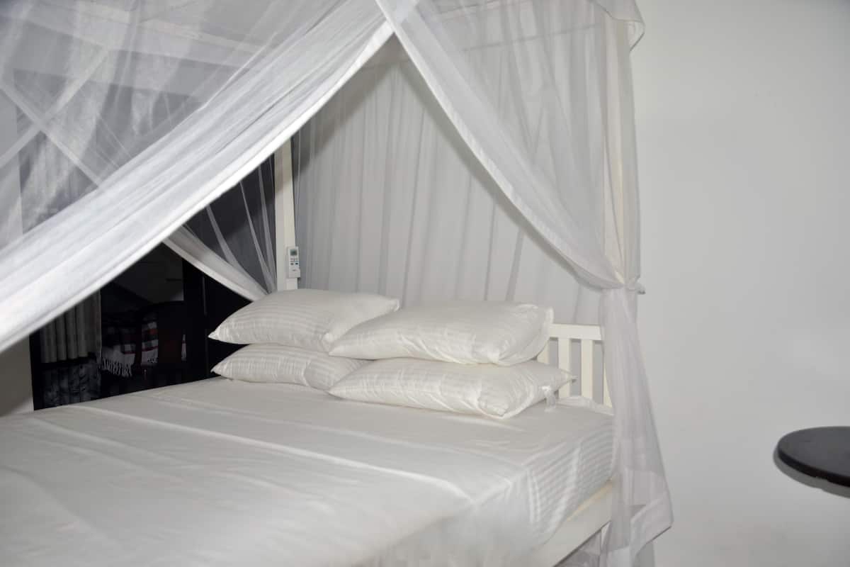 Deluxe Double Room, 1 Double Bed, Private Bathroom | 1 bedroom, in-room safe, desk, iron/ironing board