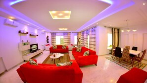 Deluxe-huvila, 3 makuuhuonetta, yksityinen uima-allas | Olohuone | 32–tuumainen taulutelevisio, jossa satelliittikanavat