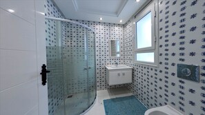 Deluxe-Villa, 3 Schlafzimmer, eigener Pool | Badezimmer | Dusche, Regendusche, kostenlose Toilettenartikel, Haartrockner