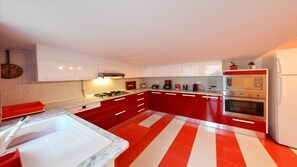 Villa Deluxe, 3 chambres, piscine privée | Cuisine privée | Grand réfrigérateur, micro-ondes (sur demande), four, plaque de cuisson