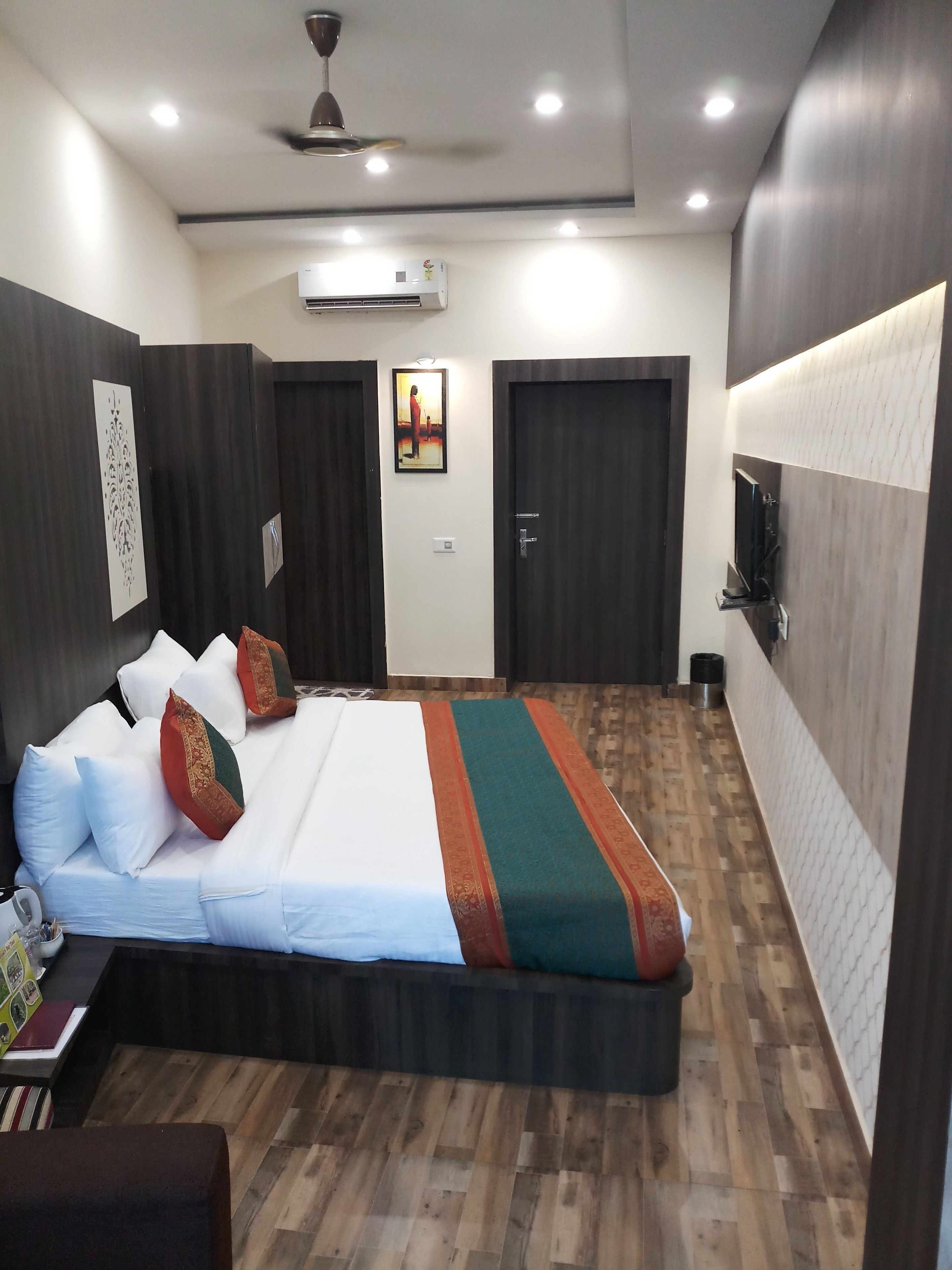 deluxe room, river view | 1 bedroom, iron/ironing board, free wifi, bed sheets