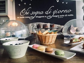 Free daily buffet breakfast - SestoSenso Suites (Campiglia Marittima)