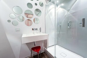 Suite, 1 dormitori, vistes al mar | Bany | Dutxa, capçal de dutxa tipus cascada i articles de tocador gratuïts 