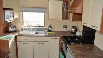 Luxury Mobile Home, Multiple Beds, Garden View | Private kitchen | Fridge, microwave, oven, stovetop