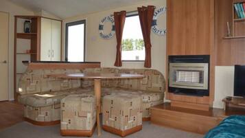 Luxury Mobile Home, Multiple Beds, Garden View | In-room dining