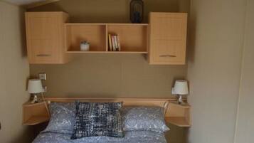 ラグジュアリー モバイルホーム ベッド (複数台) ガーデンビュー | 1 室のベッドルーム