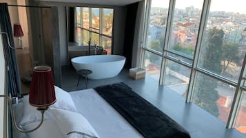 Deluxe appartement, 2 slaapkamers, terras, uitzicht op zee | Lakens van Egyptisch katoen, luxe beddengoed, een kluis op de kamer