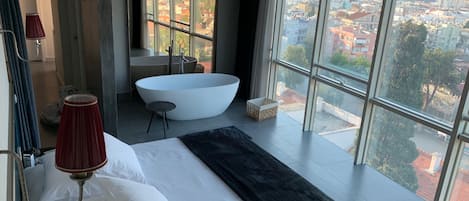 Egyptian cotton sheets, premium bedding, in-room safe, desk