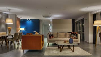 Lägenhet Deluxe - 2 sovrum - terrass - havsutsikt | Vardagsrum | Platt-tv