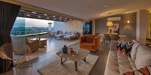 Leilighet – deluxe, 2 soverom, terrasse, sjøutsikt | Oppholdsområde | Flatskjerm-TV