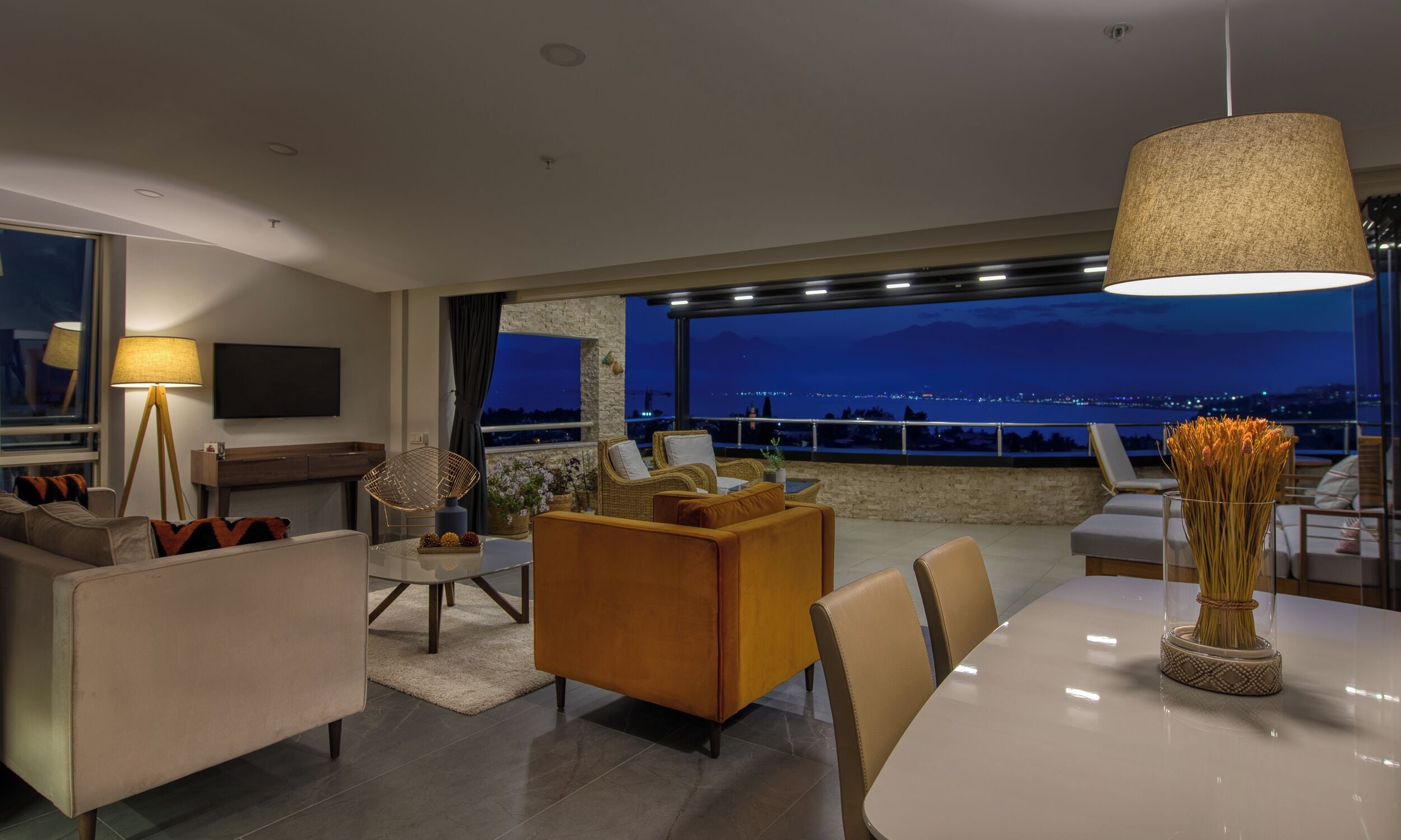 Căn hộ Deluxe, 2 phòng ngủ, hiên, quang cảnh biển | Khu phòng khách | TV màn hình phẳng 