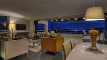 Departamento Deluxe, 2 habitaciones, Terraza, vista al mar | Área de sala de estar | Televisión de pantalla plana