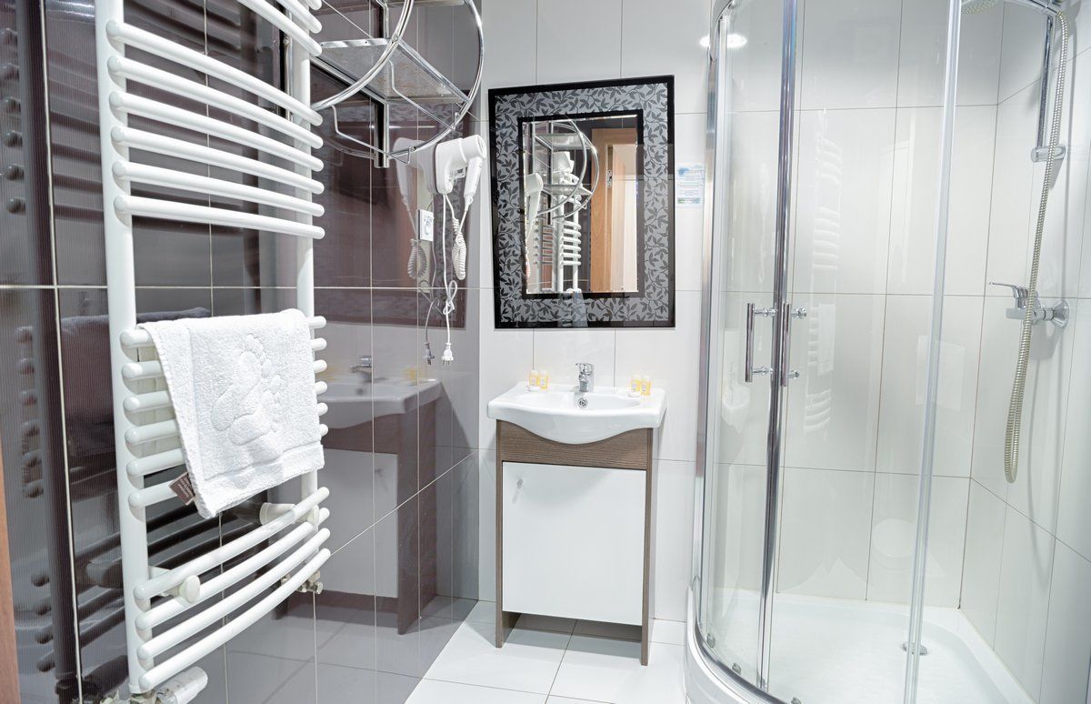 Doppelzimmer zur Einzelnutzung | Badezimmer | Dusche, kostenlose Toilettenartikel, Haartrockner, Bademäntel