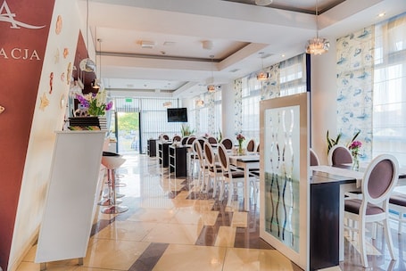 Se sirven desayunos, almuerzos y cenas; cocina local e internacional. Dom Kuracyjny Hotel Messa