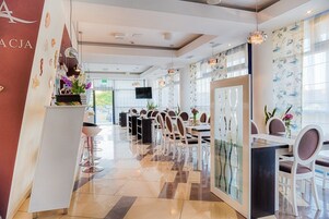 Aperto a colazione, pranzo e cena, cucina locale e internazionale 