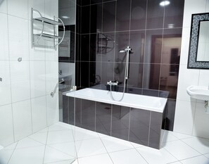 Family Room | Bathroom | Shower, free toiletries, hair dryer, bathrobes - Dom Kuracyjny Hotel Messa (Wladyslawowo)