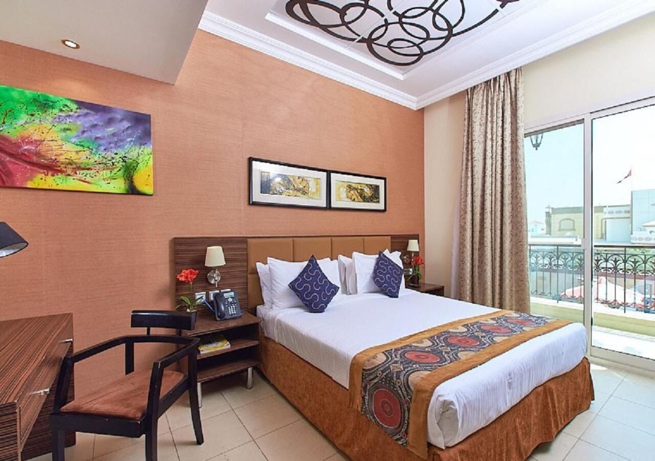 Een bureau, een strijkplank/strijkijzer, gratis wifi, beddengoed