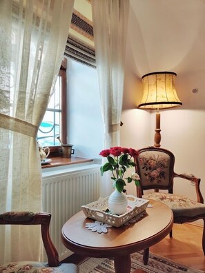 Junior Suite, 1 Bedroom, Ground Floor | Peralatan tempat tidur premium, gebar bulu kapas, busa memori, bar mini