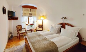 Junior Suite, 1 Bedroom, Ground Floor | Peralatan tempat tidur premium, gebar bulu kapas, busa memori, bar mini